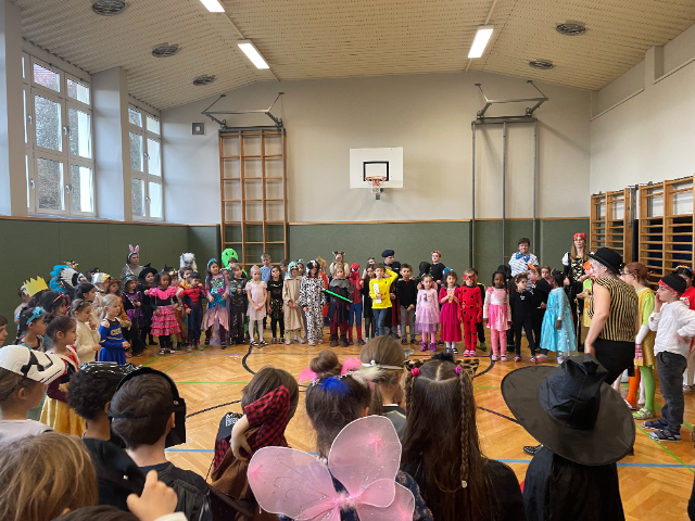 Nach einem lauten und lustigen Umzug durch die ganze Schule tanzten wir den RuckiZucki.