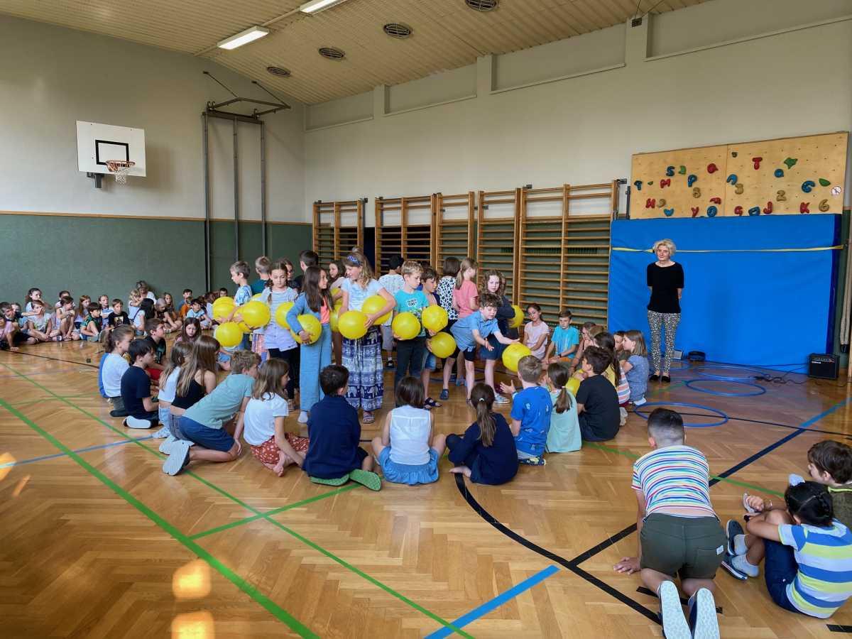 Gemeinsam verabschiedeten alle Kinder und das Lehrerteam die 4. Klasse.