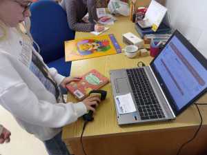 Die Kinder lernen, die Bibliotheks-Software selbstständig anzuwenden.